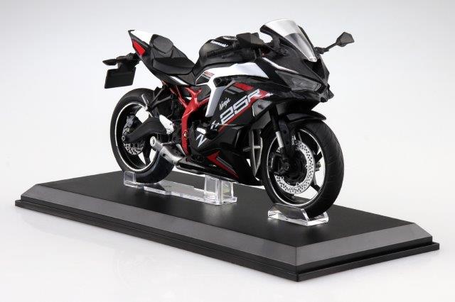 KAWASAKI Ninja ZX-25R メタリックスパークブラック×パールフラットスターダストホワイト フィギュア アオシマ