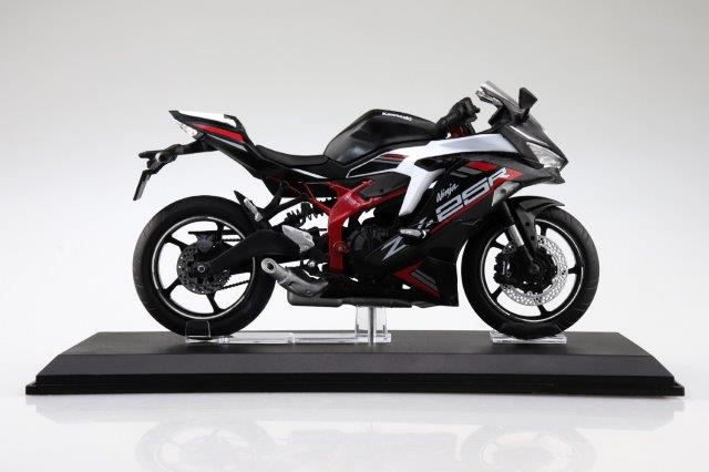 KAWASAKI Ninja ZX-25R メタリックスパークブラック×パールフラットスターダストホワイト フィギュア アオシマ