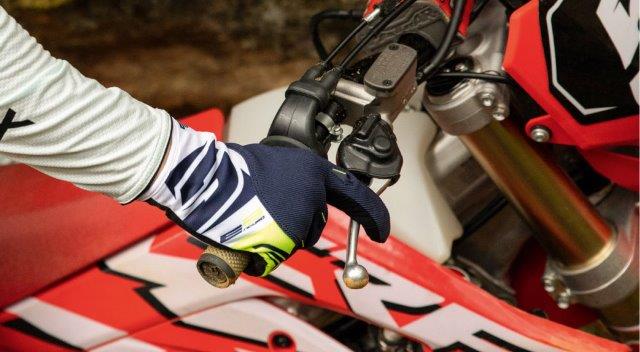 E3 EVOグローブ ホワイト/レッド Mサイズ ファイブ